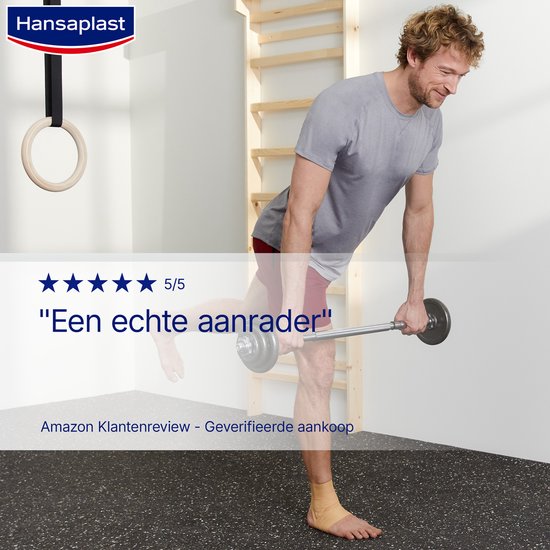 Man met sporttape om enkel, doet een gewichthefoefening.