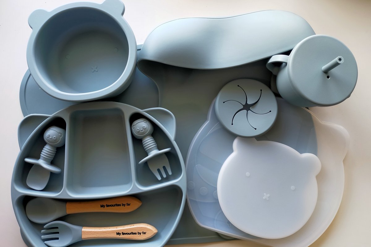 Goedkoopste My favourites by far®-8 / 13 delig Siliconen Kinderservies set-Dusty Blue-Duurzaam-BPA Vrij-5 GRATIS accessoires-Placemat-Bord Kom met Zuignap en deksel-Drinkbeker met rietje en Snack deksel-Baby Bestek-Slabbetjes-Kraamkado-Kadoverpakking-babyshower