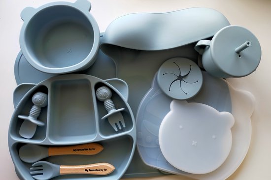 Foto: My favourites by far 8 13 delig siliconen kinderservies set dusty blue duurzaam bpa vrij 5 gratis accessoires placemat bord kom met zuignap en deksel drinkbeker met rietje en snack deksel baby bestek slabbetjes kraamkado kadoverpakking babyshower