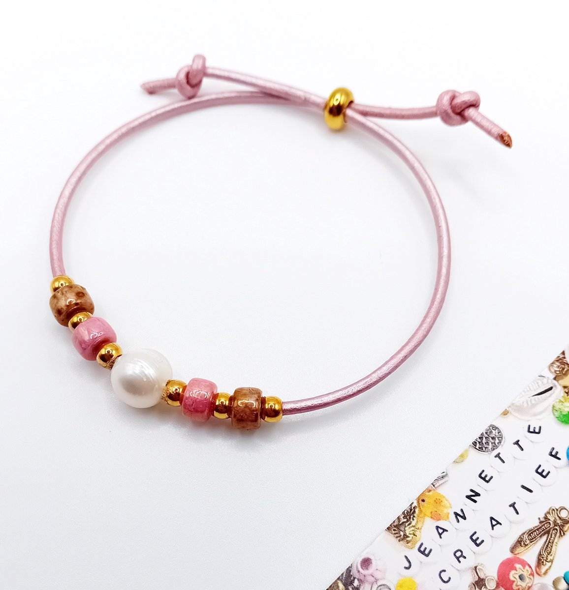 Jeannette-Creatief® - Zoetwaterparels - Armband met Roze Leer Zoetwaterparel - Matubo Beads & RVS Gouden Kralen - Dames Armband - Armband met Schuifknoop - Leren Armband - Roze Armband - Armband - Armband met Parel - Valentijn - Moederdag
