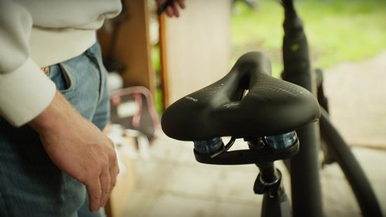 Voltano Dames Fietszadel - Zwart - Uitsparing - Waterdicht - Elastomeer Vering - Met Zadelstrop