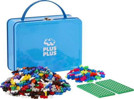 Blauwe Plus-Plus koffer met een grote hoop bouwstenen en twee grondplaten.