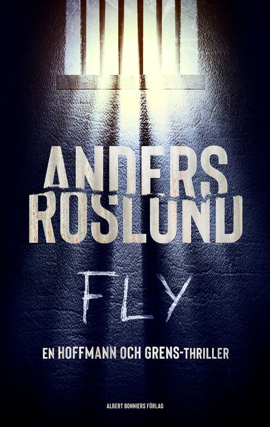 Boekomslag 'Fly' van Anders Roslund. Donkerblauwe achtergrond, met tekst en een gevangenisraam bovenaan.