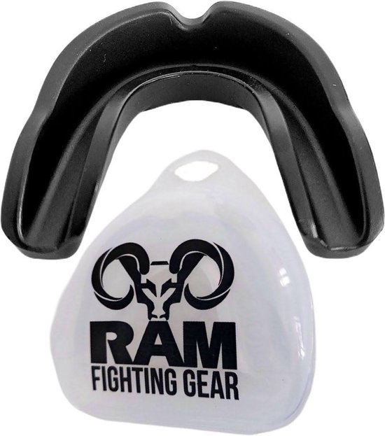Zwarte gebitsbeschermer naast een wit opbergdoosje met 'RAM FIGHTING GEAR'-logo.
