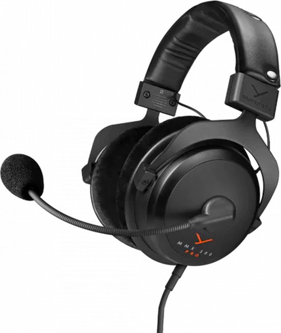 Zwarte gaming headset MMX 300 PRO, met microfoon, op een zwarte achtergrond.