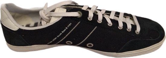 Zwarte canvas G-Star Raw sneaker met witte veters en witte details.
