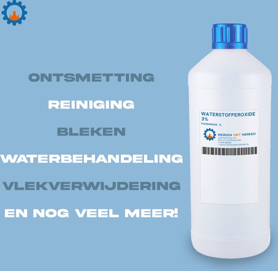 Witte plastic fles met blauwe dop, bevat 3% waterstofperoxide. Tekst op de achtergrond: 'ONTSMETTING REINIGING BLEKEN WATERBEHANDELING VLIEKVERWIJDERING EN NOG VEEL MEER!'