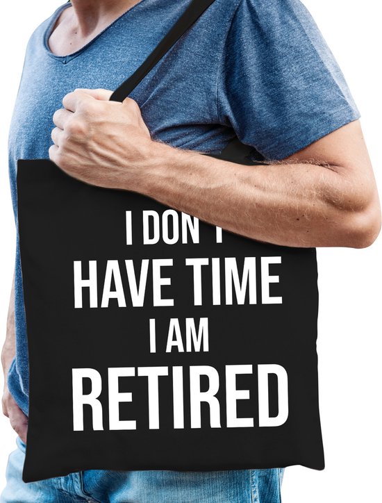 Sac noir avec texte blanc : "I DON'T HAVE TIME I AM RETIRED". Porté par un homme.