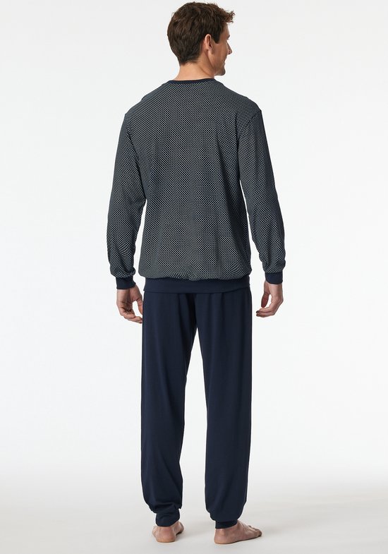 Man in een donkerblauw pyjamaset met ruitpatroon, achterkant.