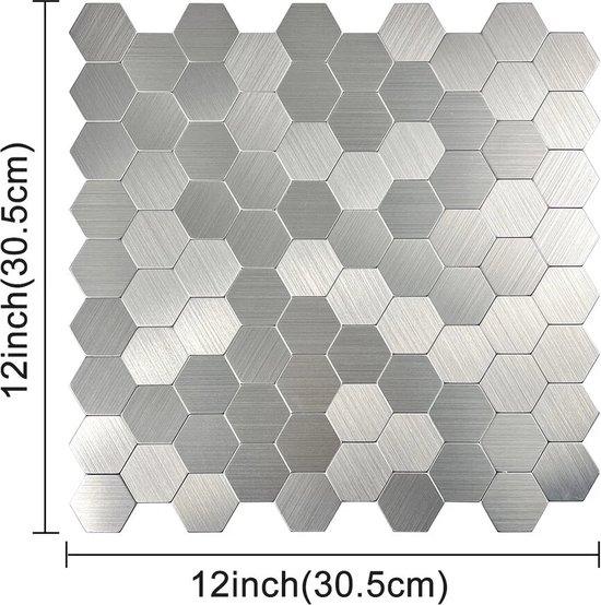 Zilverkleurige hexagon tegels met geborstelde afwerking, 30.5cm bij 30.5cm.