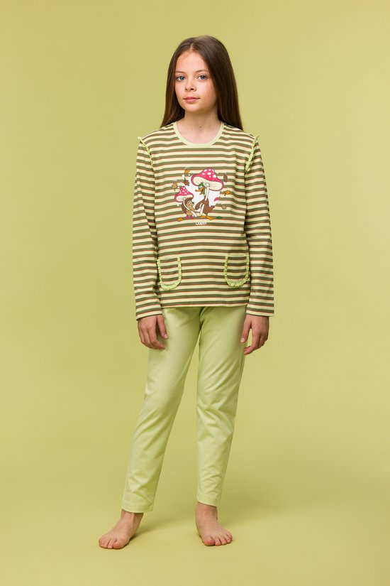 Jeune fille portant un pyjama vert à rayures horizontales avec un motif de canard et de champignon sur la poitrine. Avec des volants aux poches.