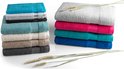 Deux piles de serviettes, à gauche en bleu, gris, noir, vert, beige, taupe. À droite en blanc, rose, vert, bleu.