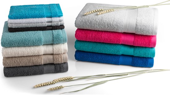 Deux piles de serviettes, à gauche en bleu, gris, noir, vert, beige, taupe. À droite en blanc, rose, vert, bleu.