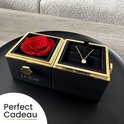 Zwarte juwelendoos met gouden rand, een rode roos en een gouden ketting met zirkonia steen. Tekst 'Perfect Cadeau'.