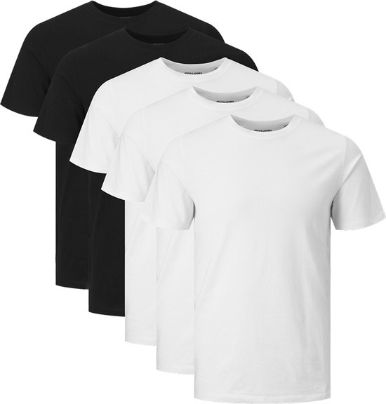 Vijf Jack & Jones t-shirts, deels gestapeld: twee zwarte en drie witte.