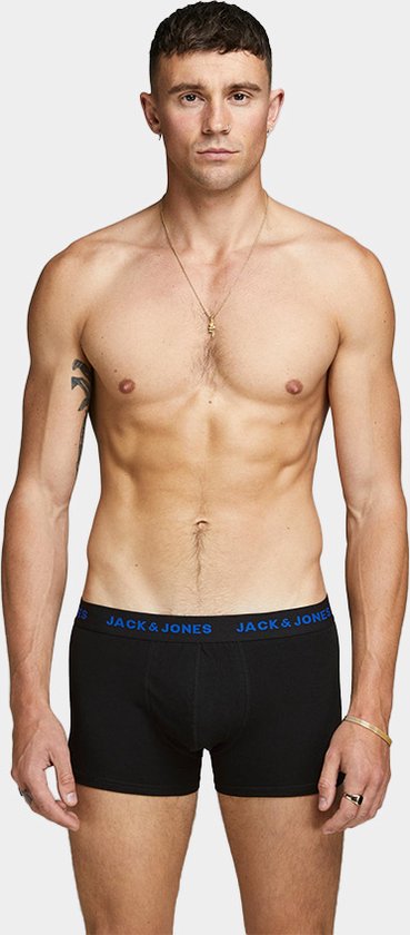 Man met zwart Jack & Jones boxershort met blauwe band.