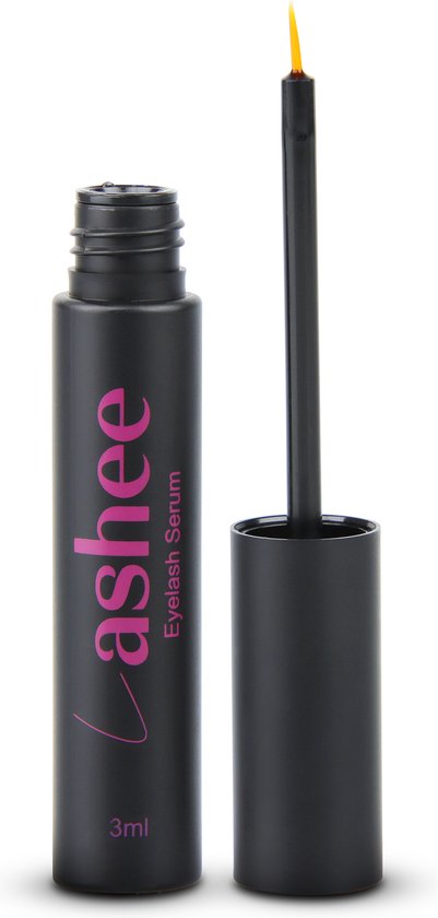 Zwarte flacon met "Lashee Eyelash Serum" in roze letters en "3ml" in witte letters. Naast de flacon ligt de dop met applicator.