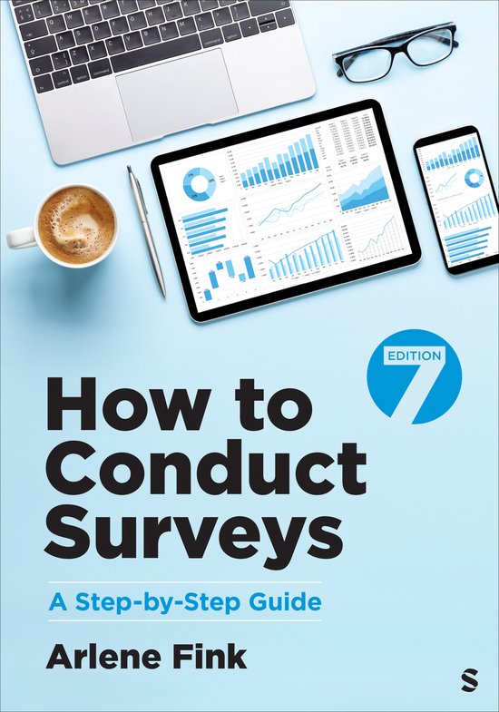 Livre "How to Conduct Surveys" avec des graphiques, un ordinateur portable, un téléphone, un café et des lunettes.