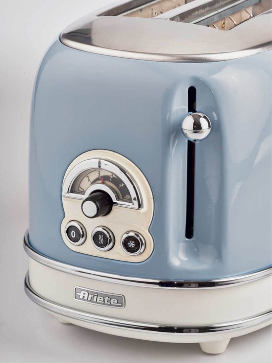 Close-up van het bedieningspaneel van een blauwe retro broodrooster met witte basis en chroomkleurige rand.