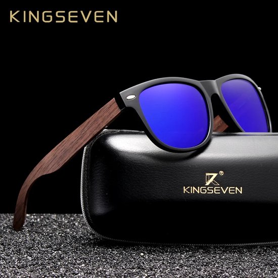 Zwarte zonnebril met houten pootjes en blauwe spiegelglazen, rustend op een zwart KINGSEVEN etui op een textuur achtergrond.