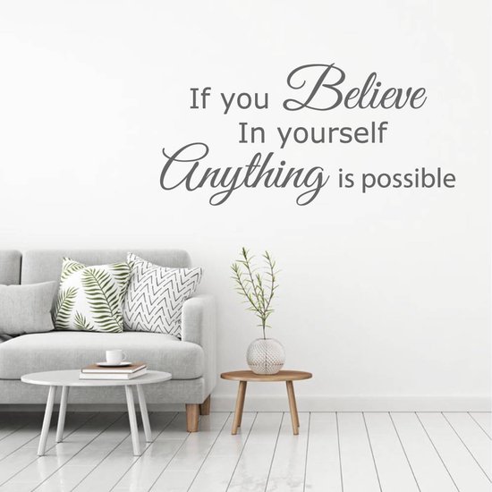 Grijze muursticker met de tekst 'If you Believe In yourself Anything is possible' op een witte muur.