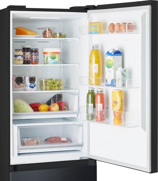 Zwarte Inventum koel-vriescombinatie met open koelgedeelte gevuld met fruit, groenten, zuivel en dranken.