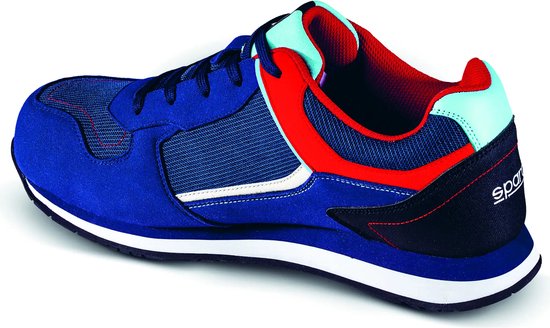 Baskets basses bleues avec mesh et suède, accents rouges et bleu clair, logo à rayures blanc et rouge.