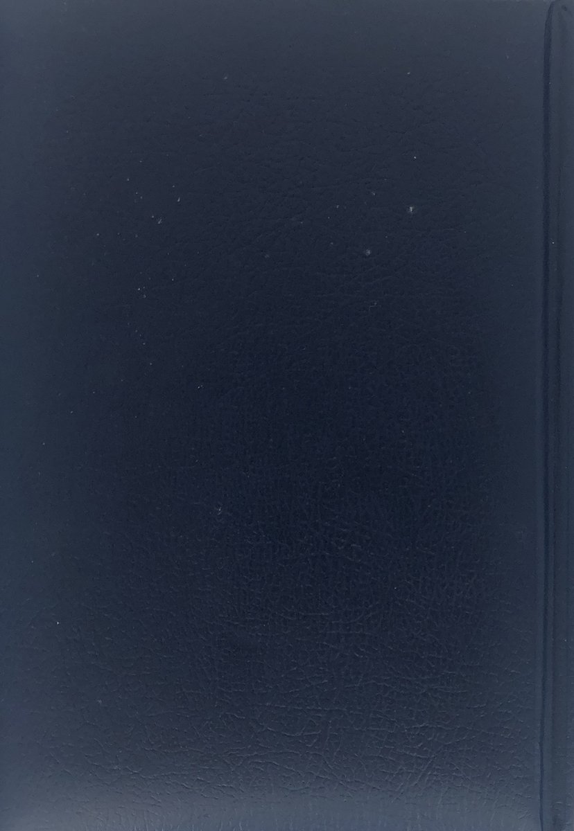 Donkerblauwe, getextureerde kaft van een boek.