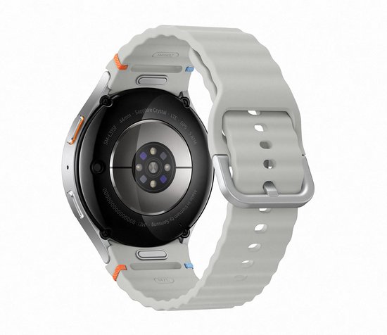Achterkant van zilverkleurige Samsung Galaxy Watch7 met sensoren en witte band.