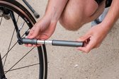Bol.com BMP-50 Mini-fietspomp voor racefietsen - Presta Schrader Dunlop - zwart klein en draagbaar - hoog volume en druk aanbieding