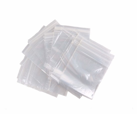 Une pile de petits sacs en plastique transparent refermables, sur fond blanc.
