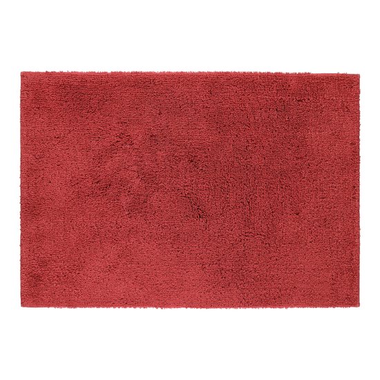 Rode badmat met een zachte, pluizige textuur.
