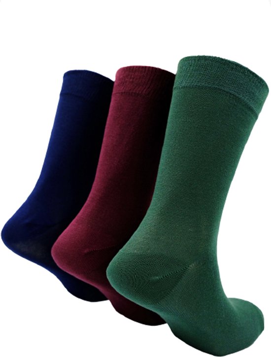 Trois chaussettes unies : bleu marine, bordeaux et vert.