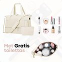 Crèmekleurige weekendtas en toilettas, met cosmetica en make-up.