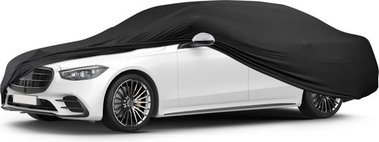 Zwarte stretch autohoes op een witte auto.