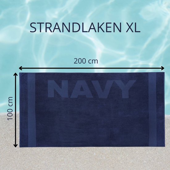 Marineblauw strandlaken XL met afmetingen van 200 bij 100 cm, getoond op een zandstrand.