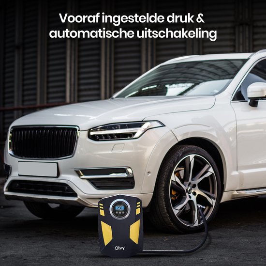 Zwarte en gele Olvy bandenpomp naast een witte auto, met de slang aangesloten op het autoband.