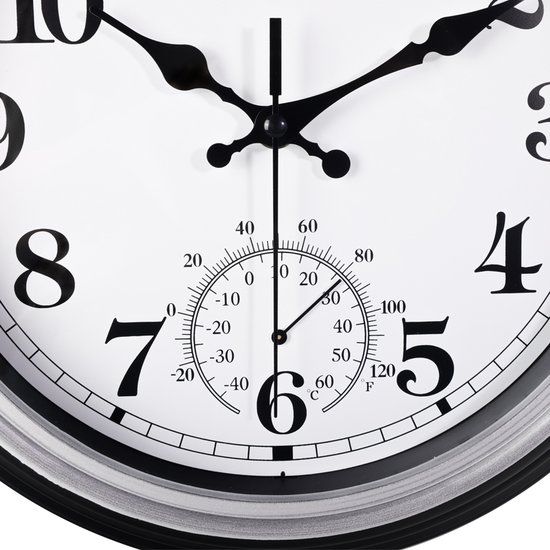 Detail van witte wijzerplaat met zwarte cijfers, wijzers en thermometer