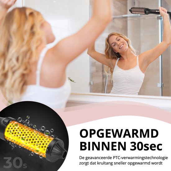 Vrouw met blond haar die zichzelf in de spiegel bekijkt en haar haar stylet met de warme luchtborstel. Opwarmtijd 30 seconden.