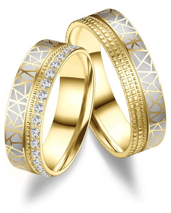 Twee gouden trouwringen met witte geometrische patronen en zirkonia's op de linker ring.