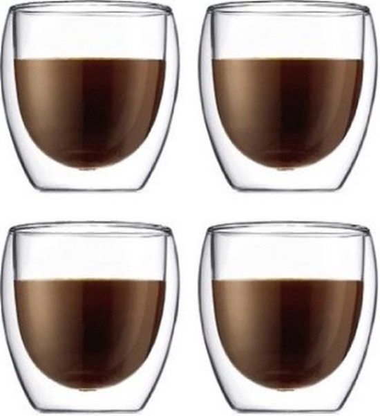 Quatre verres à double paroi remplis d'un liquide sombre, isolés sur un fond blanc.