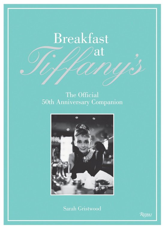 Boekomslag met Audrey Hepburn in zwart-wit, "Breakfast at Tiffany's".