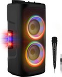 Zwarte, rechthoekige party speaker met dubbele woofers, gekleurde lichten, en een microfoon ernaast.