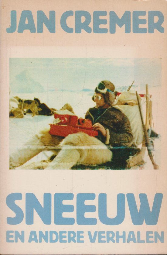 Jan Cremer in de sneeuw met een rode speelgoedtank, een bontjas, een skibril en een helm.