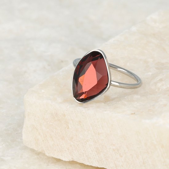 My Bendel - Creatieve Ring Zilverkleurig met Bordeaux Glassteen - Zilverkleurige Aanschuifring - Bordeaux Glassteen - Minimalistisch - met Luxe Cadeauverpakking | Sieraden Voor Dames | Maat 16.00 Mm / Maat 50
