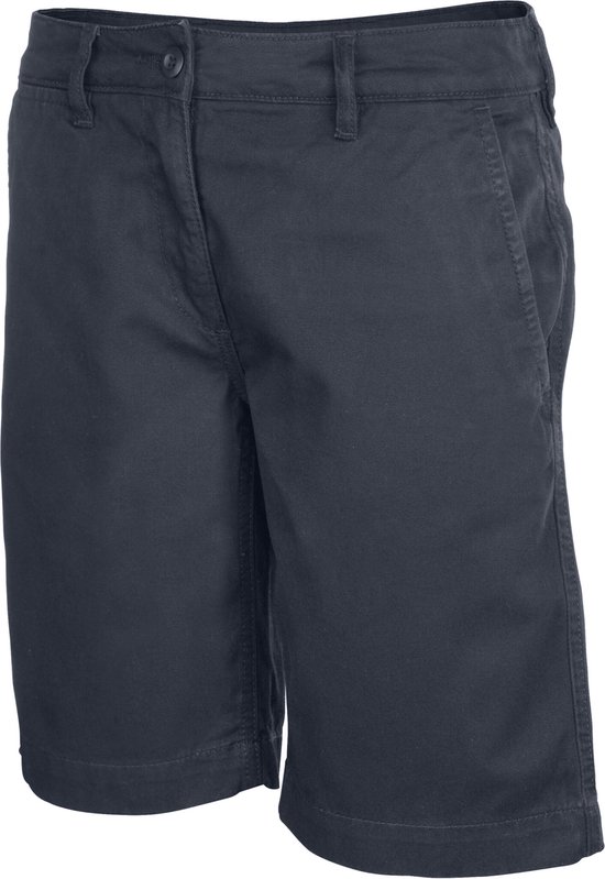 Shorts bermuda chino bleu marine foncé avec poches coupées et fermeture à bouton.