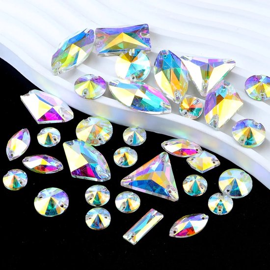 Une collection de 26 strass AB de formes variées : ovale, goutte, rectangle, triangle, cercle rond.