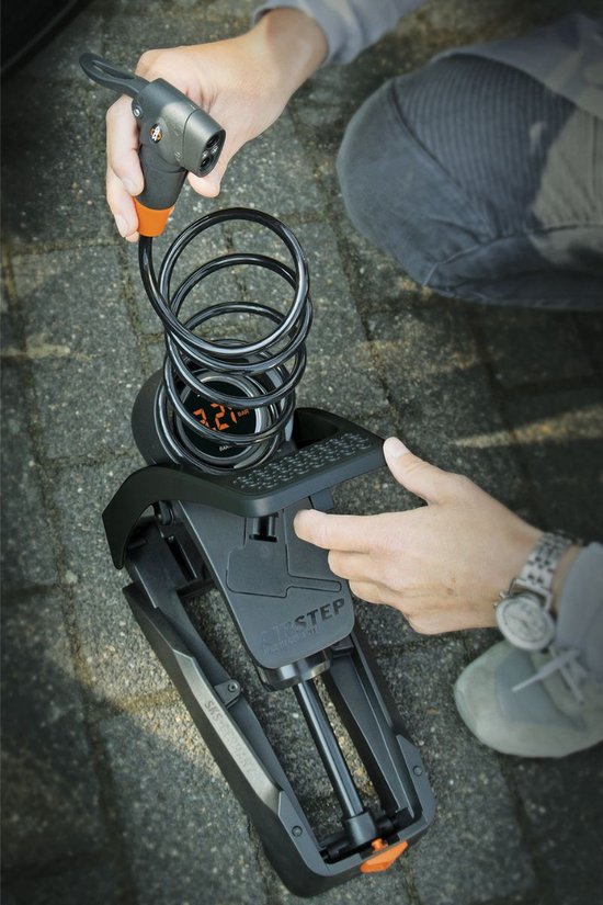 Sks Voetpomp Airstep Digi Manometer 7 Bar Aluminium Zwart van SKS — afbeelding 4