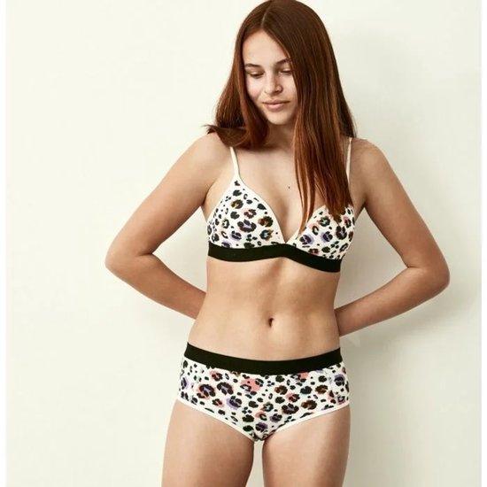 Meisje met luipaardprint beugel bh en shorts met zwarte bandjes.
