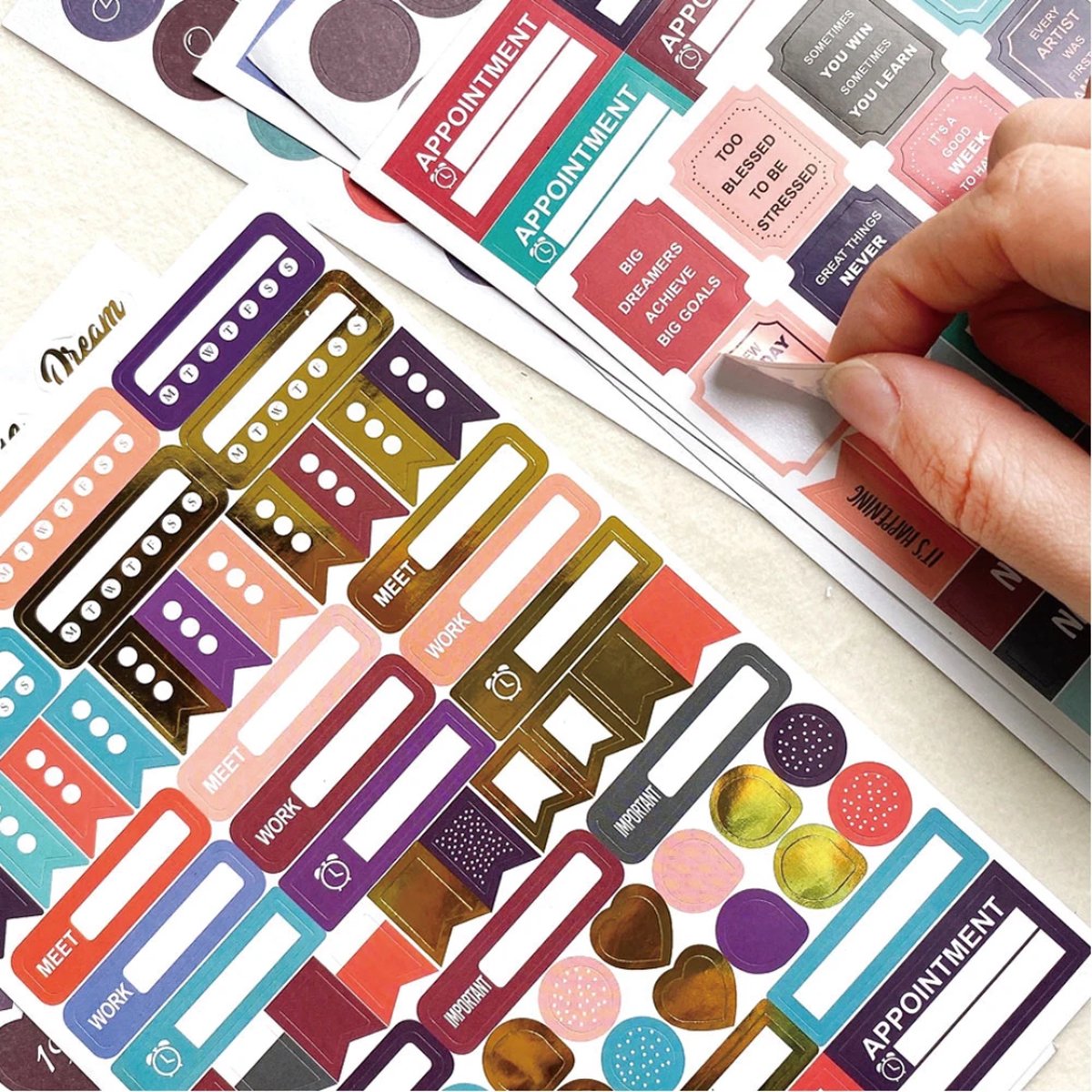 Planner Stickers Boek – 1748 Stickers voor Bullet Journal, Agenda & Kalender – 31 Vellen met Datums, Trackers, Quotes en Symbolen — afbeelding 9